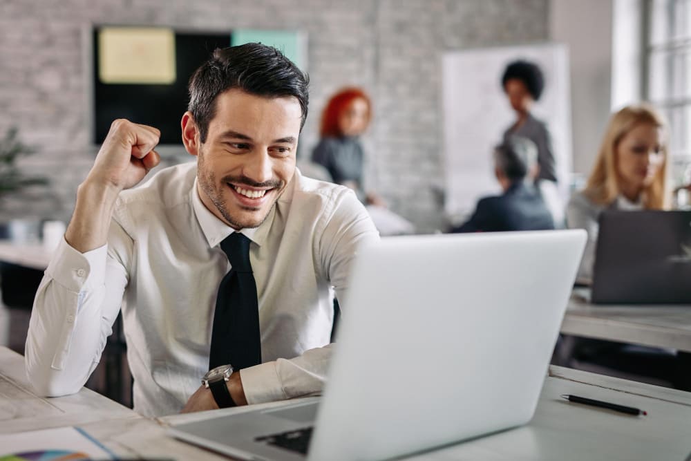 Empresário satisfeito Site por Assinatura OUSE WEB